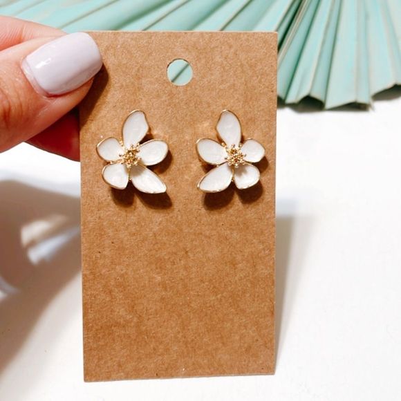 Anthropologie Jewelry - White flower stud earrings S38